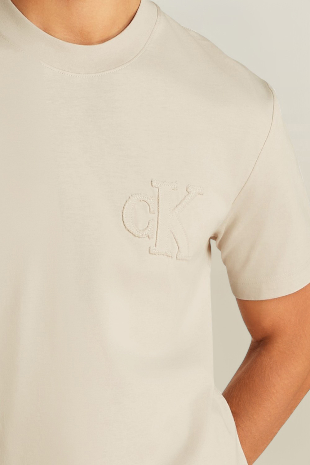 תמונת תקריב דוגמן של חולצת טי CALVIN KLEIN