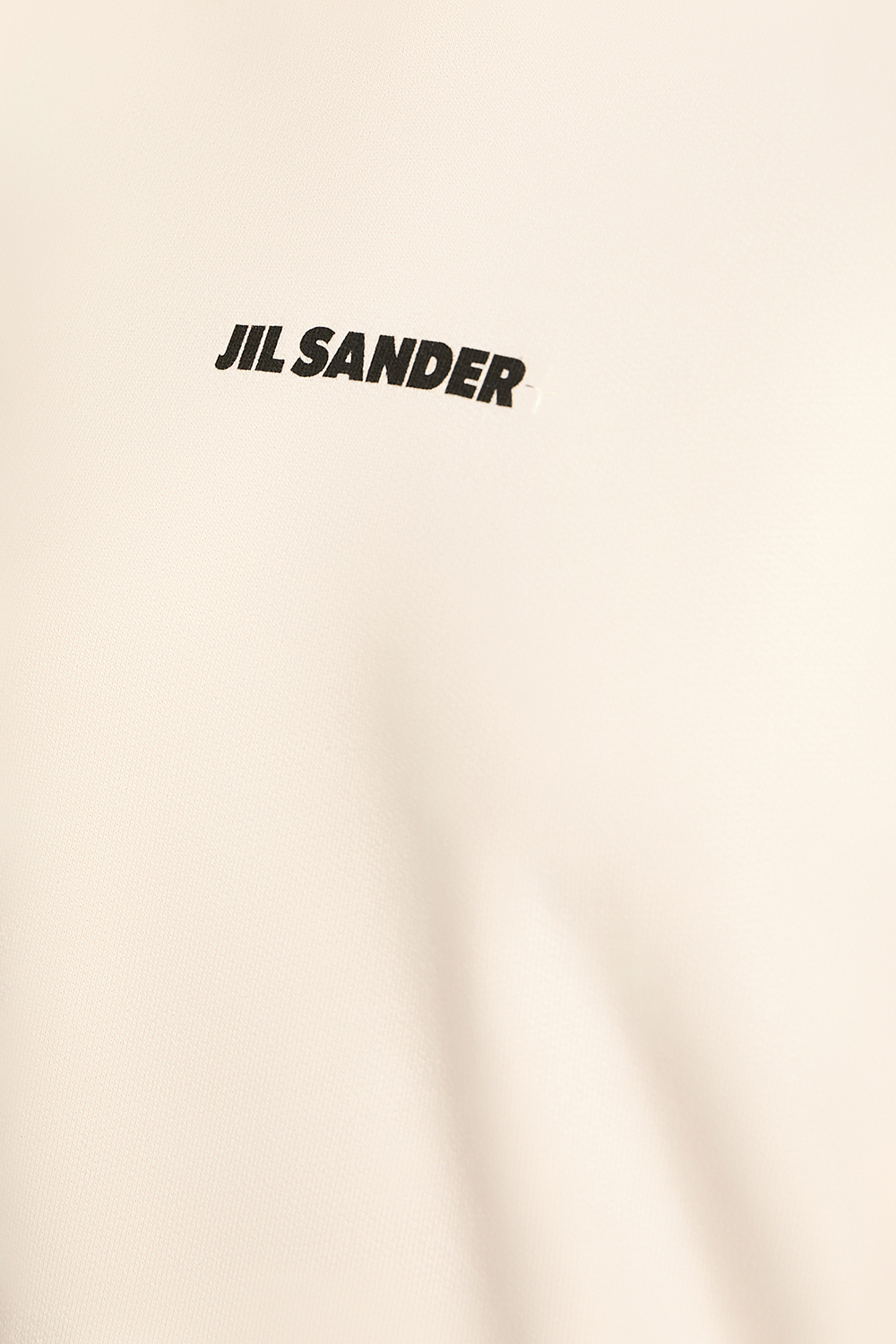 תמונת תקריב דוגמן של סווטשירט קפוצ'ון JIL SANDER
