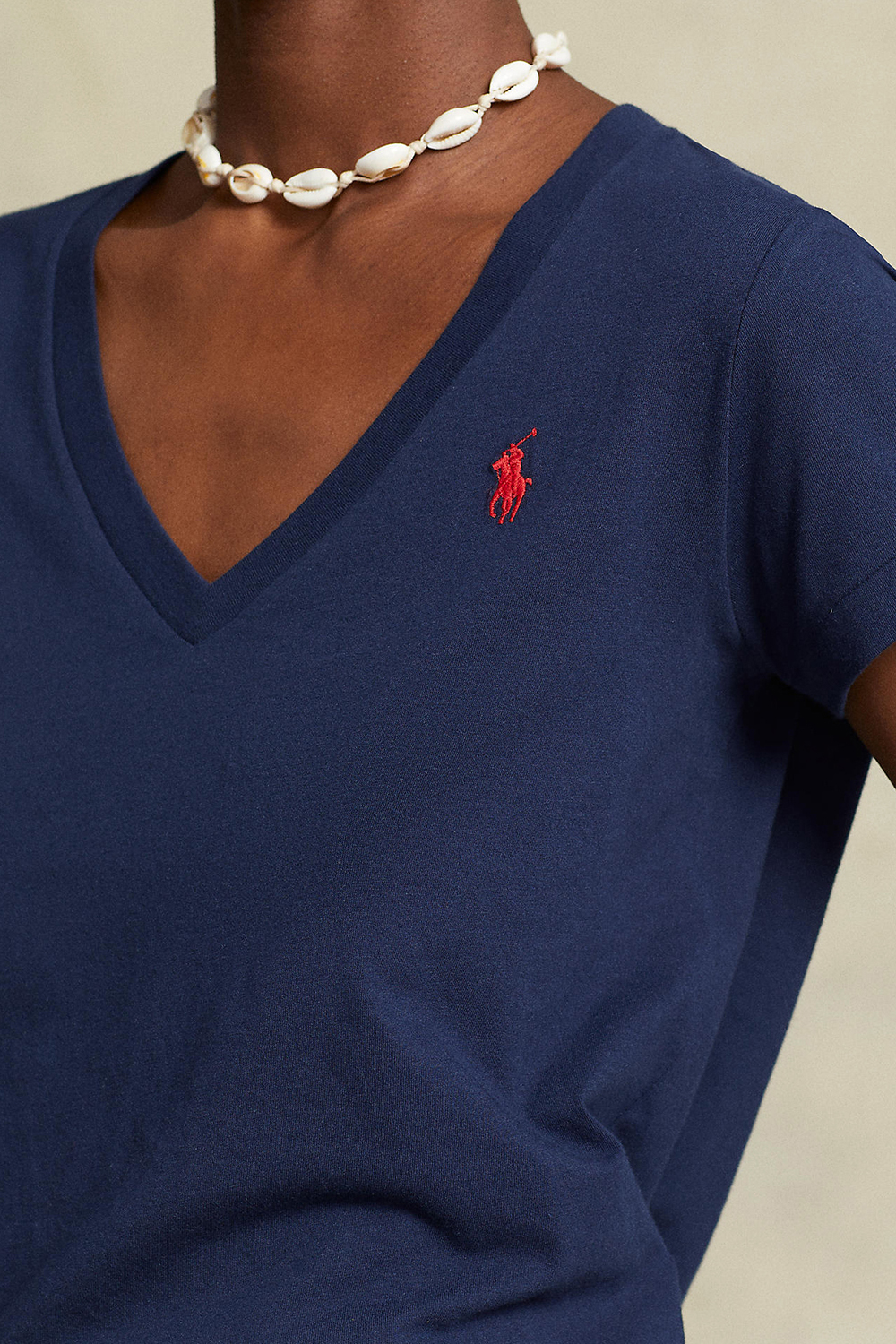 תמונת תקריב דוגמן של חולצת טי POLO RALPH LAUREN