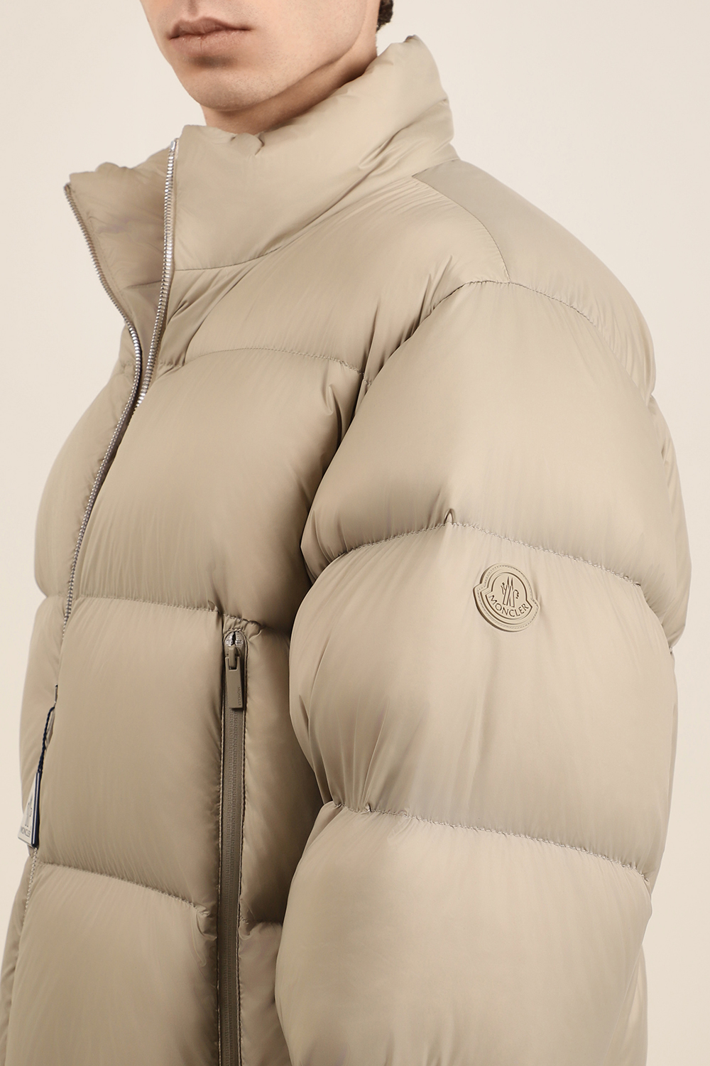 תמונת תקריב דוגמן של מעיל פוך MONCLER