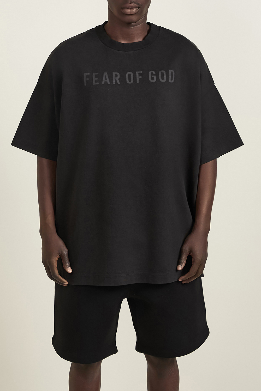 תמונת דוגמן קידמית של חולצת טי FEAR OF GOD