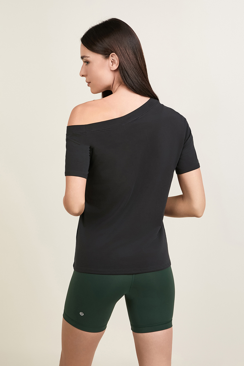 תמונת דוגמן אחורית של Off-The-Shoulder Cotton T-Shirt LULULEMON