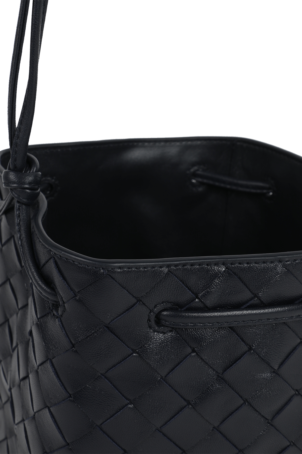 תמונת תקריב של תיק נשיאה שתי וערב מעור BOTTEGA VENETA