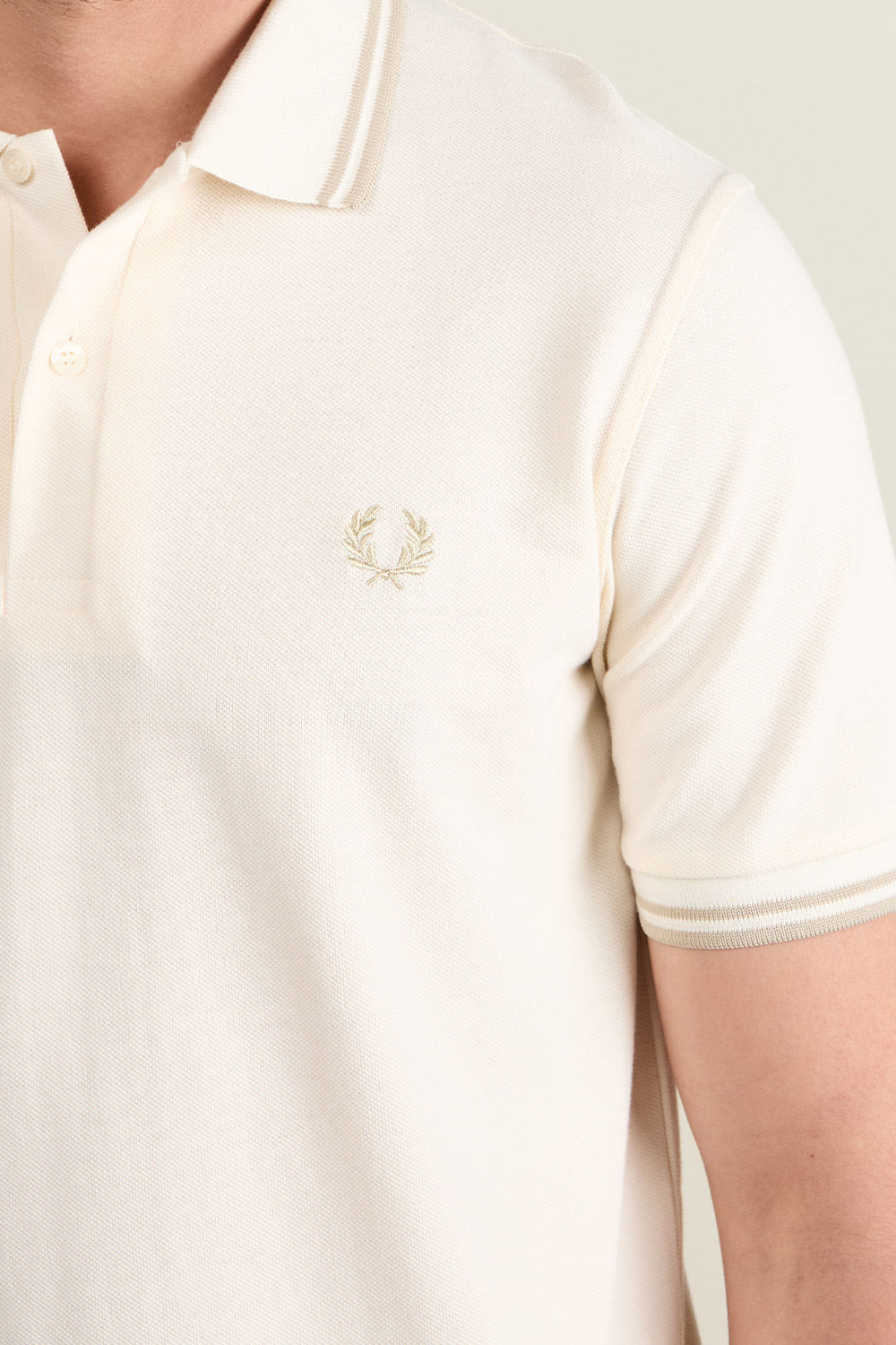 תמונת תקריב דוגמן של חולצת פולו קצרה FRED PERRY