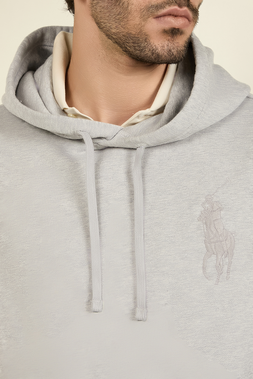 תמונת תקריב דוגמן של סווטשירט קפוצ'ון POLO RALPH LAUREN