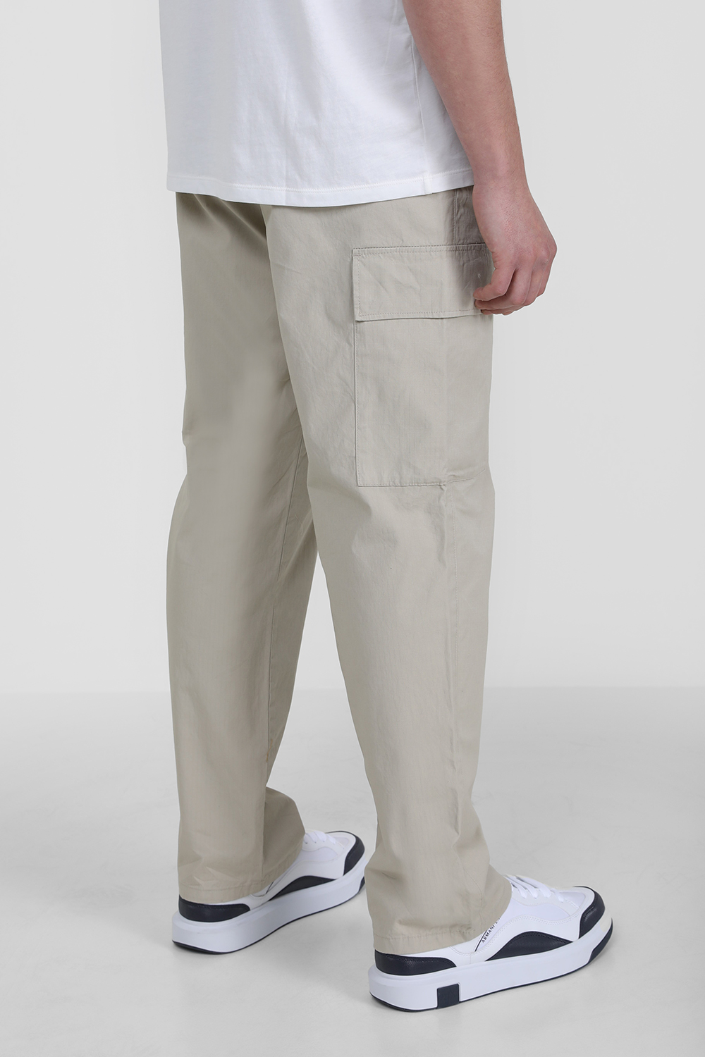 תמונת דוגמן אחורית של מכנסי קרגו ARMANI EXCHANGE