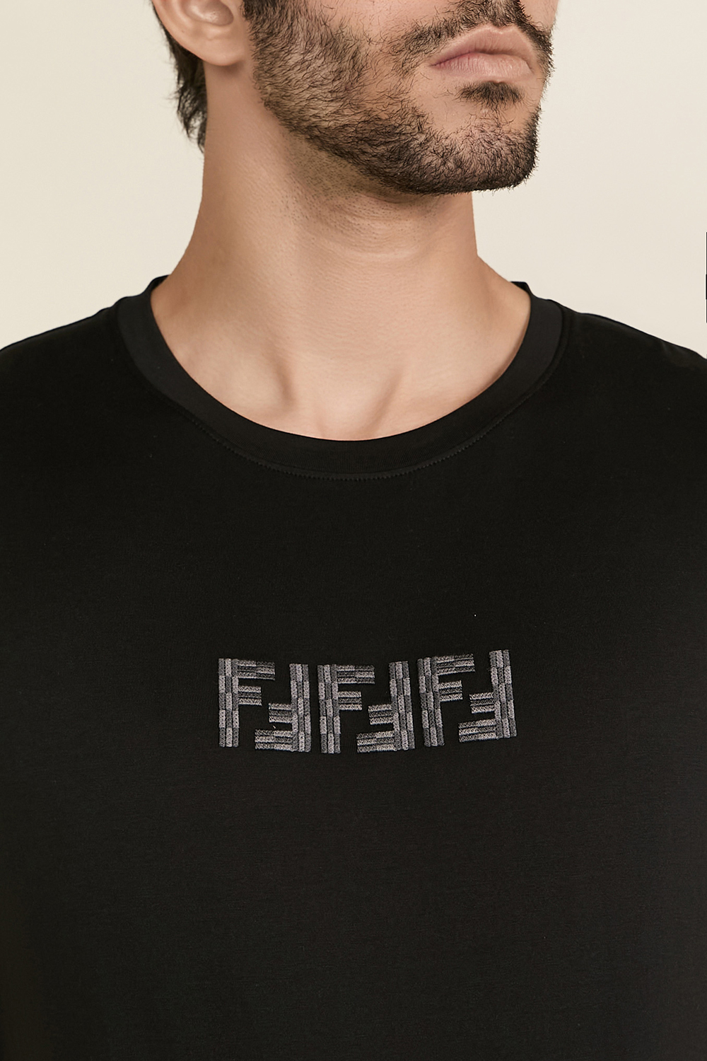 תמונת תקריב דוגמן של חולצת טי לבירינט FENDI