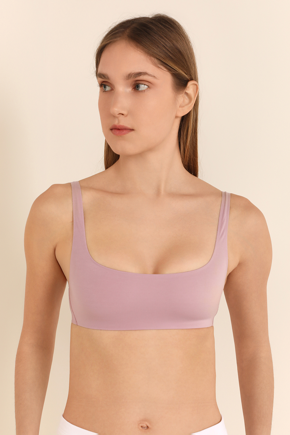 תמונת דוגמן קידמית של Nulu Scoop-Neck Bralette LULULEMON