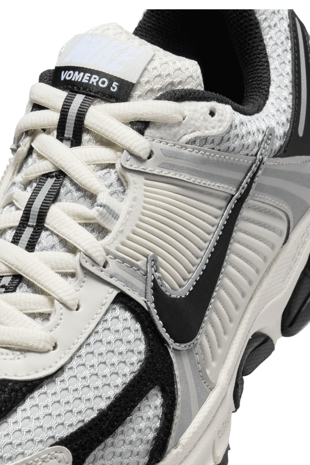 תמונת תקריב של נעלי סניקרס זום וומרו 5 NIKE