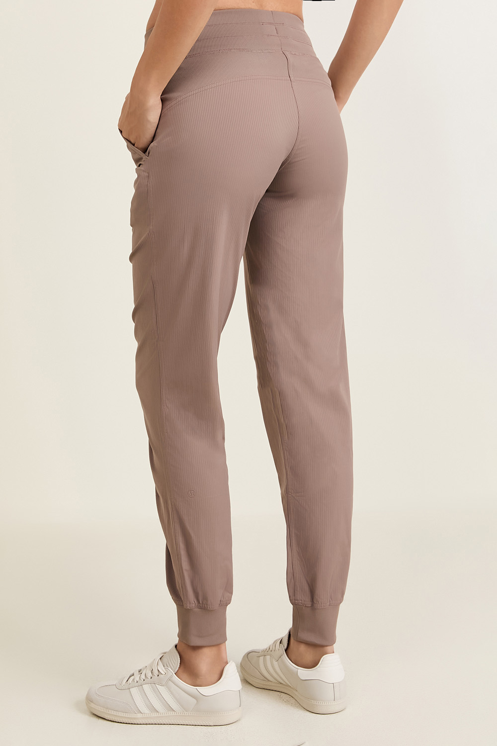 תמונת דוגמן אחורית של Dance Studio Mid-Rise Jogger LULULEMON