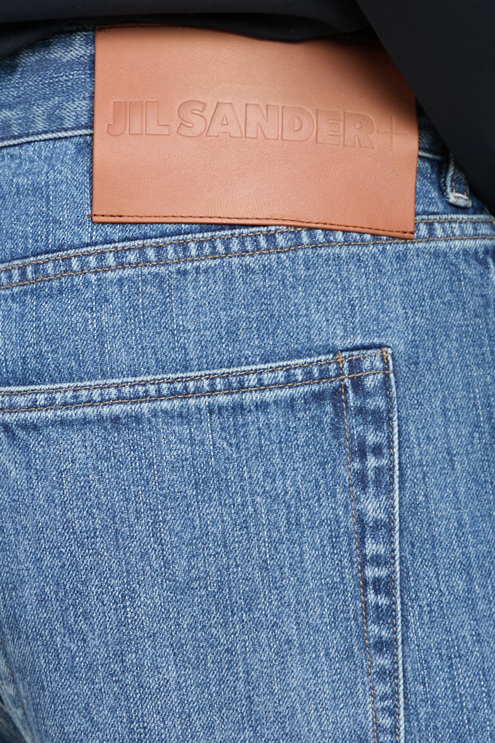 תמונת תקריב דוגמן של מכנסי ג'ינס JIL SANDER