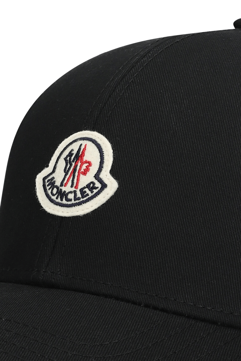 תמונת תקריב של כובע מצחייה MONCLER