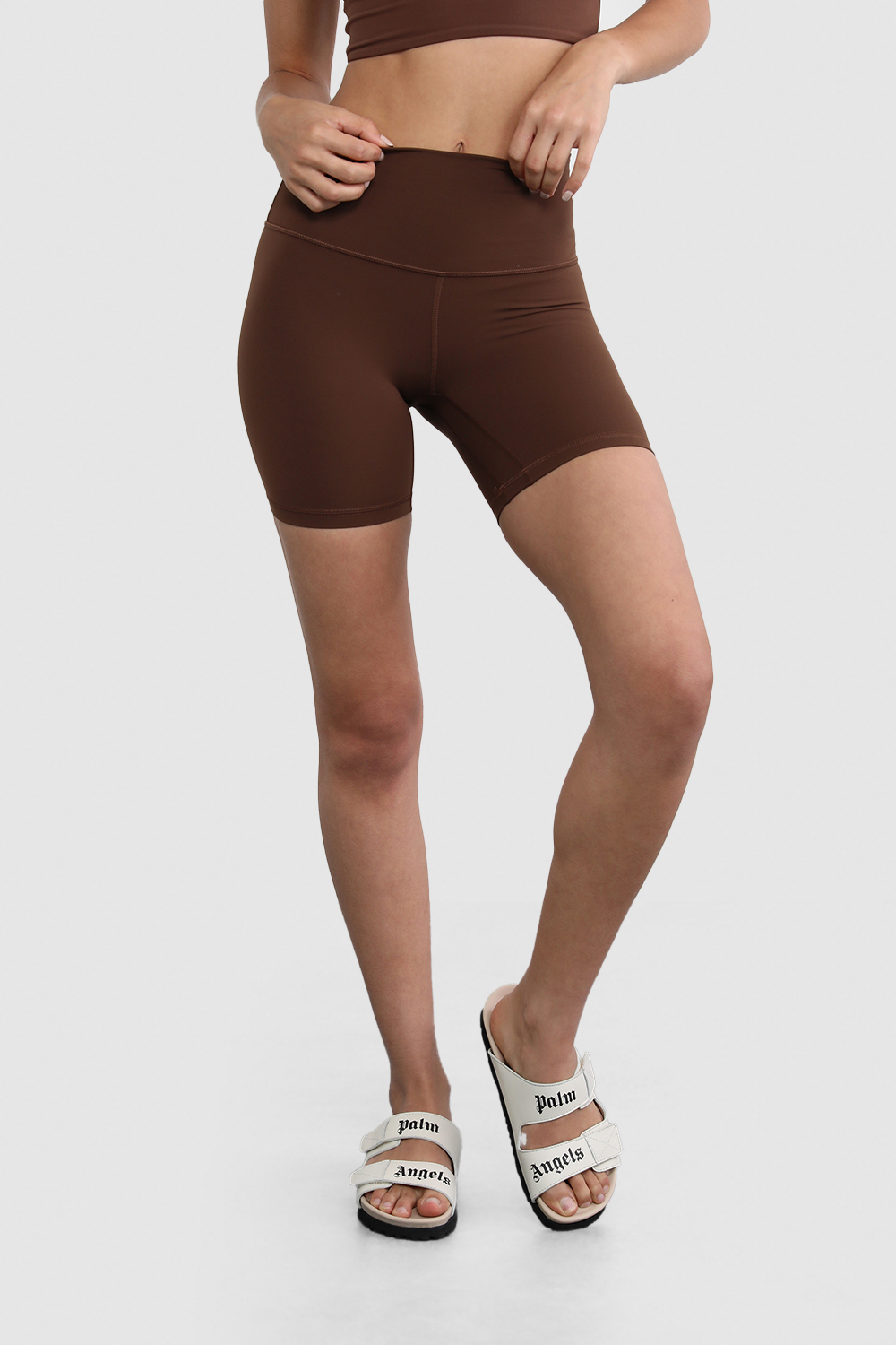 תמונת דוגמן קידמית של Align™ High-Rise Short 6"