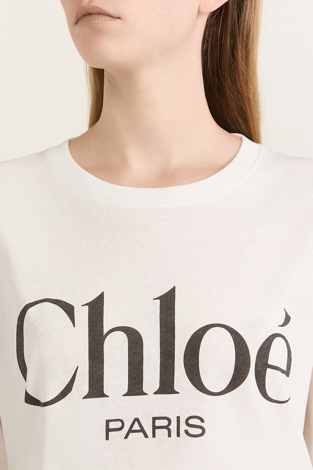 תמונת תקריב דוגמן של חולצת טי אוברסייז CHLOE