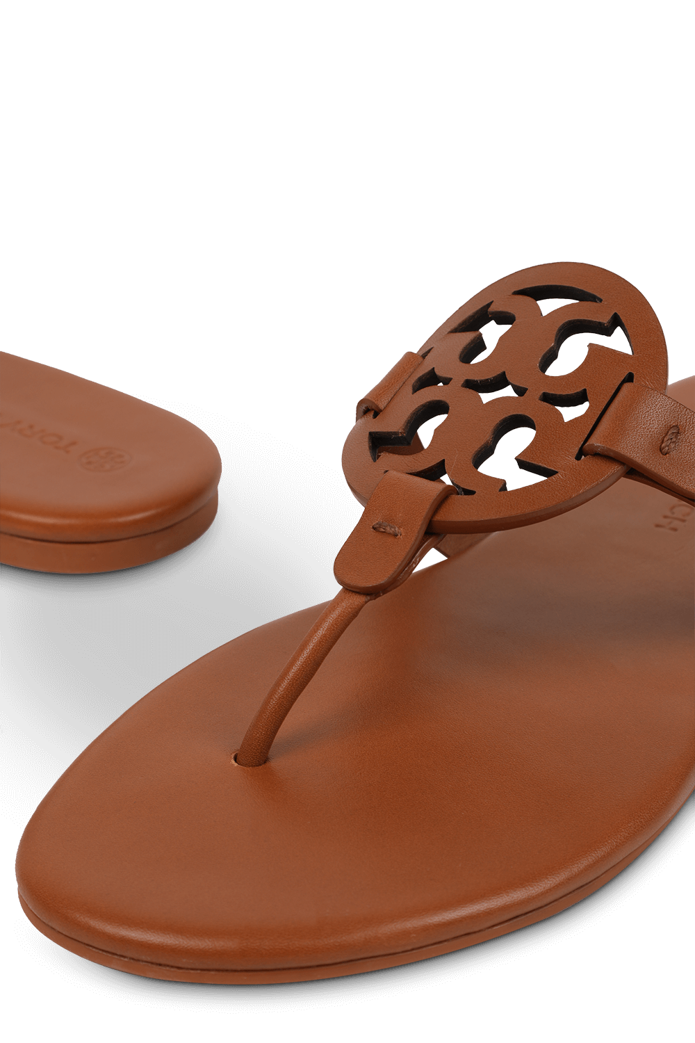 תמונת תקריב של סנדלי מילר שטוחים מעור חום TORY BURCH