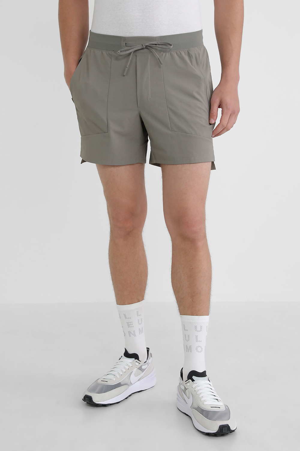 תמונת דוגמן קידמית של License to Train Linerless Short 5 LULULEMON