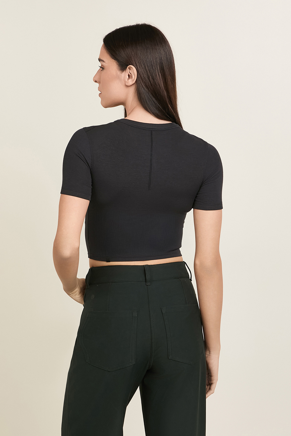 תמונת דוגמן אחורית של Hold Tight Straight Hem Cropped T-Shirt LULULEMON