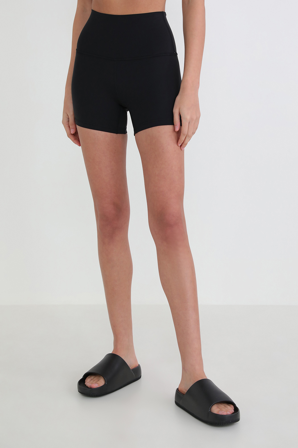 תמונת דוגמן קידמית של Align™ High-Rise Short 4