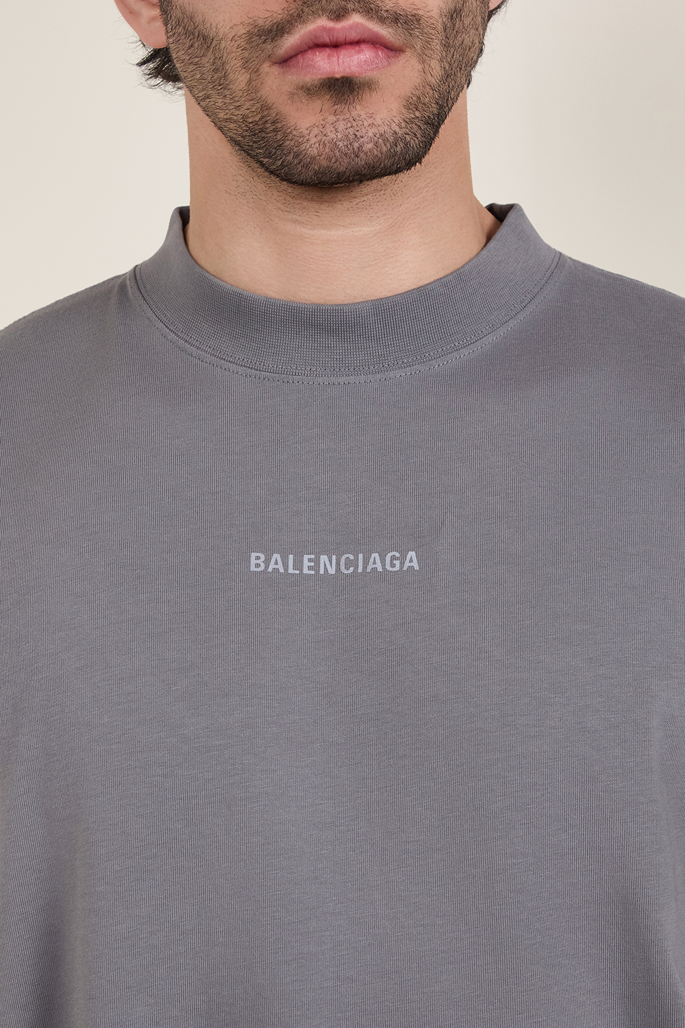 תמונת תקריב דוגמן של חולצת טי BALENCIAGA