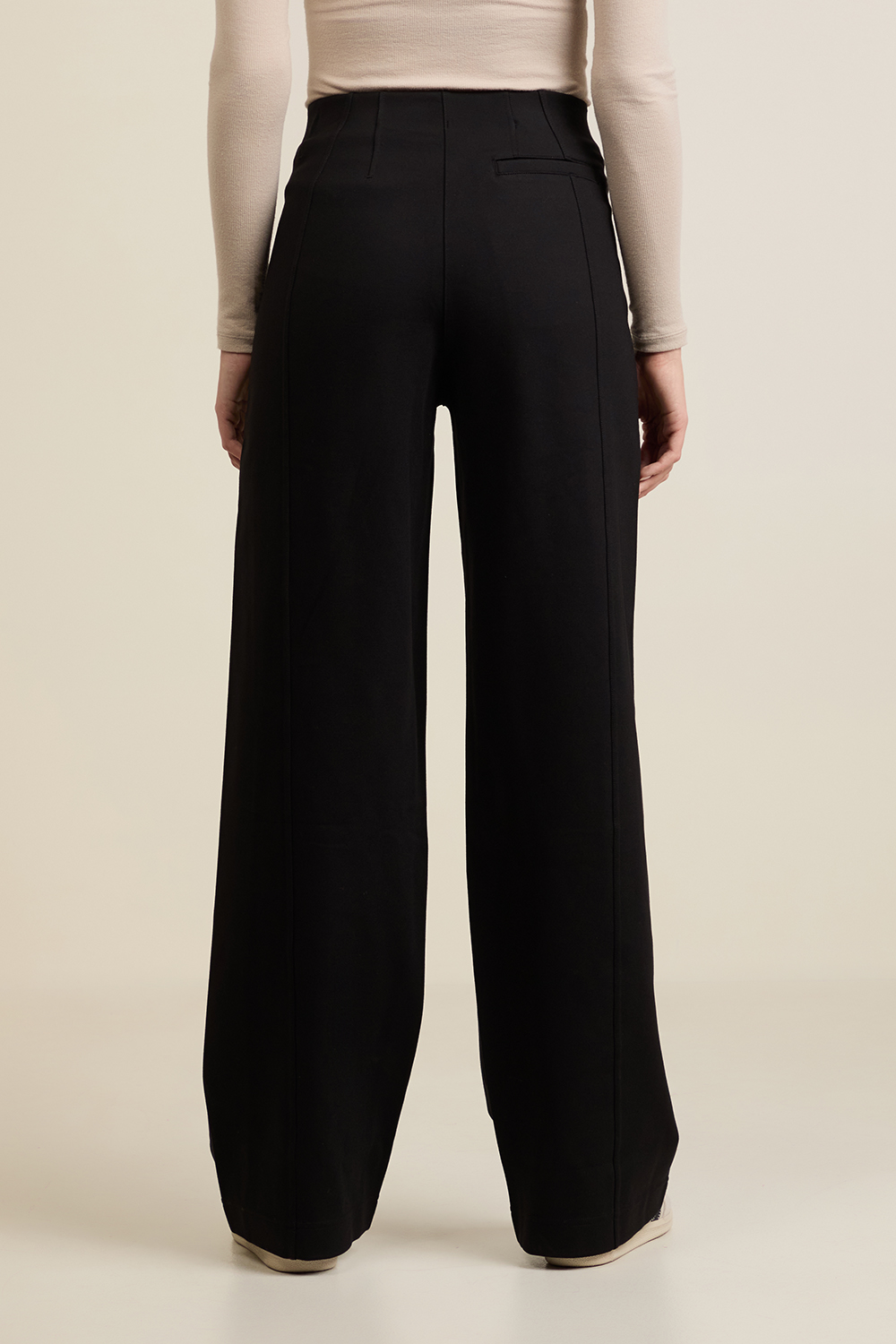 תמונת דוגמן אחורית של Stretch Knit Straight-Leg Pull-On Pant LULULEMON
