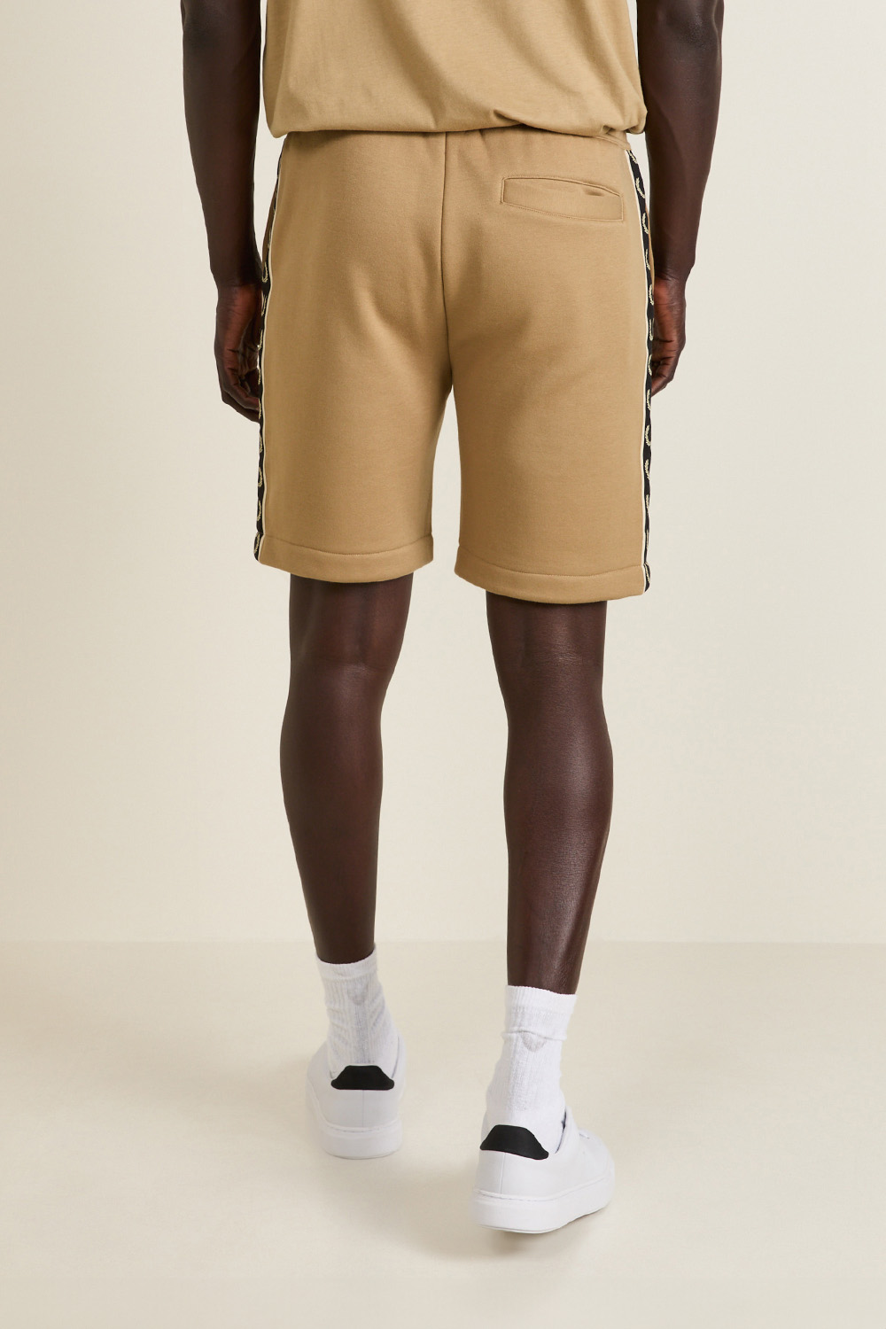 תמונת דוגמן אחורית של מכנסי ג'וג קצרים FRED PERRY