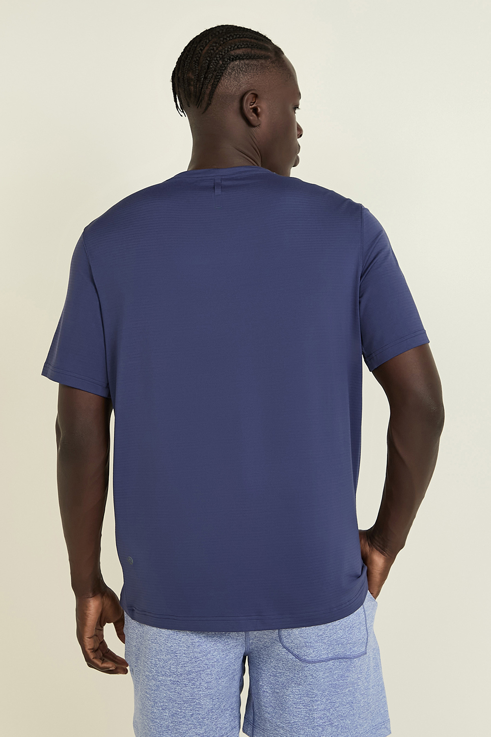 תמונת דוגמן אחורית של License to Train Relaxed Short-Sleeve Shirt LULULEMON