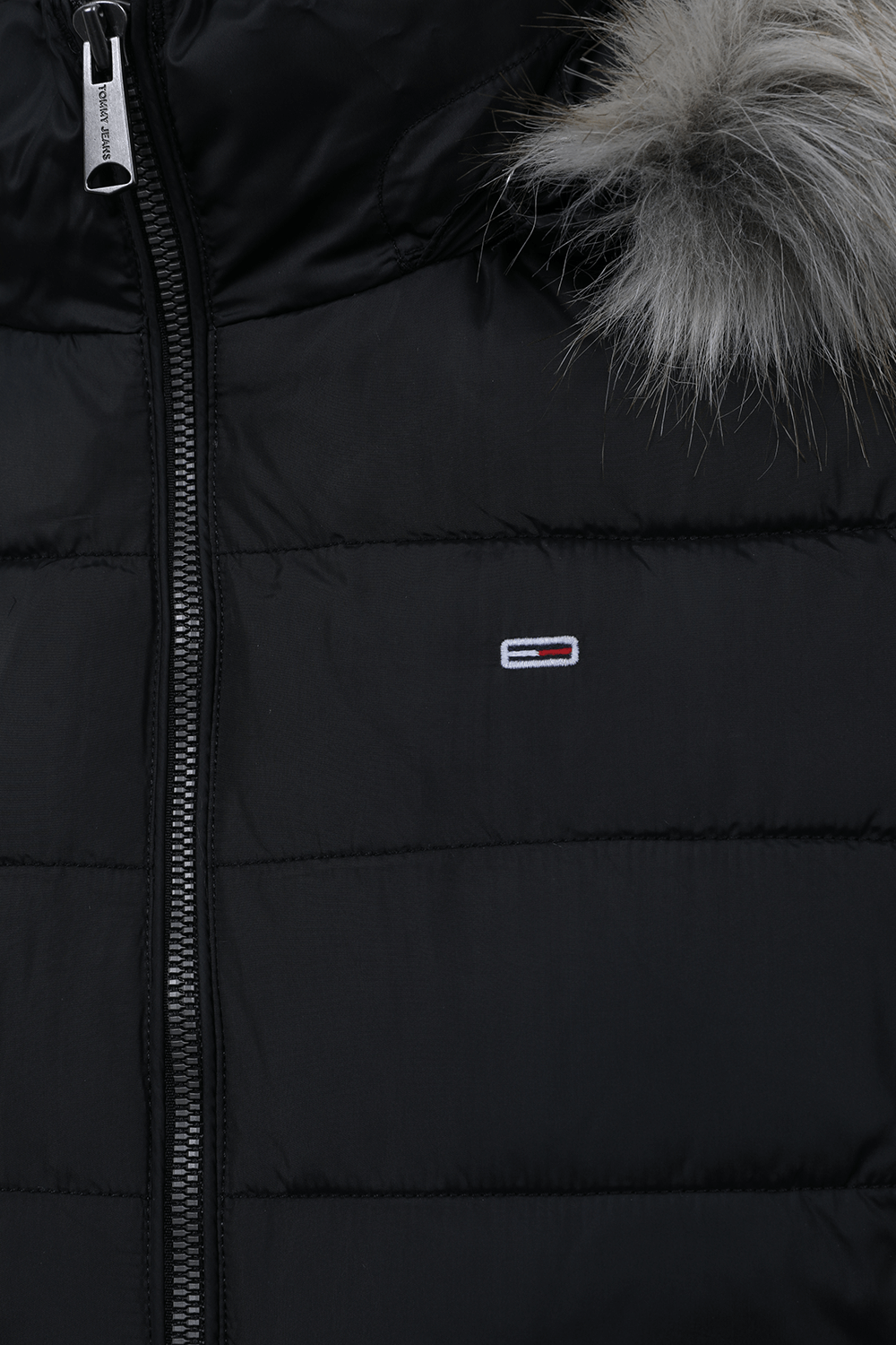 תמונה אחורית של מעיל פוך עם פרווה מלאכותית TOMMY HILFIGER