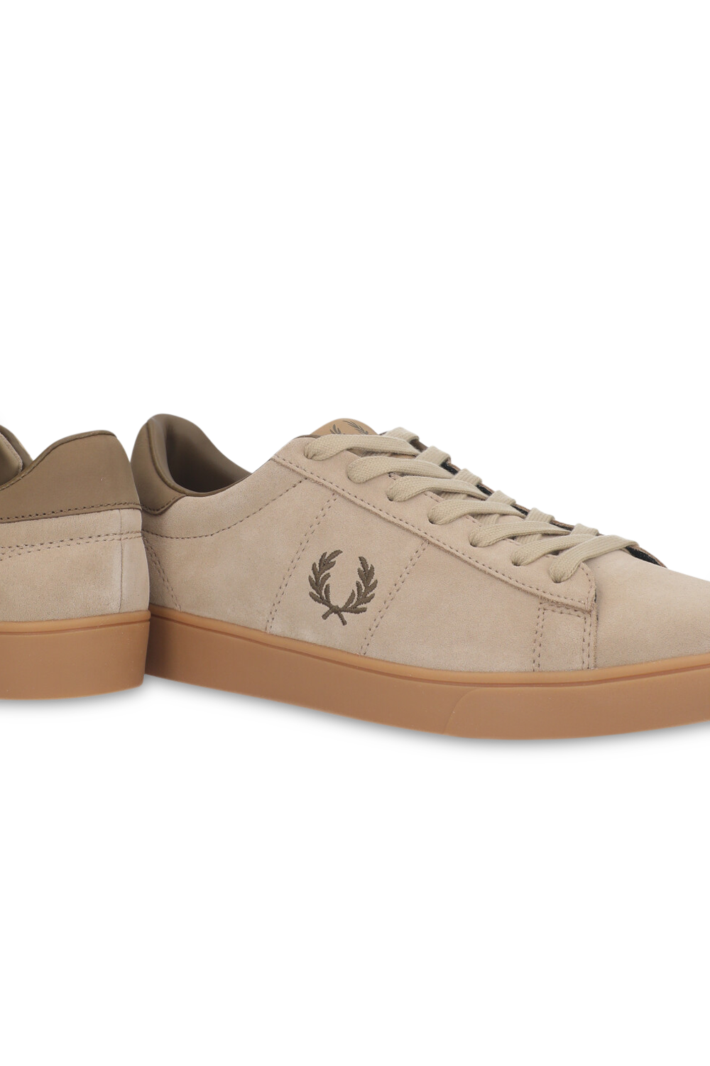 תמונת תקריב של נעלי סניקרס ספנסר FRED PERRY