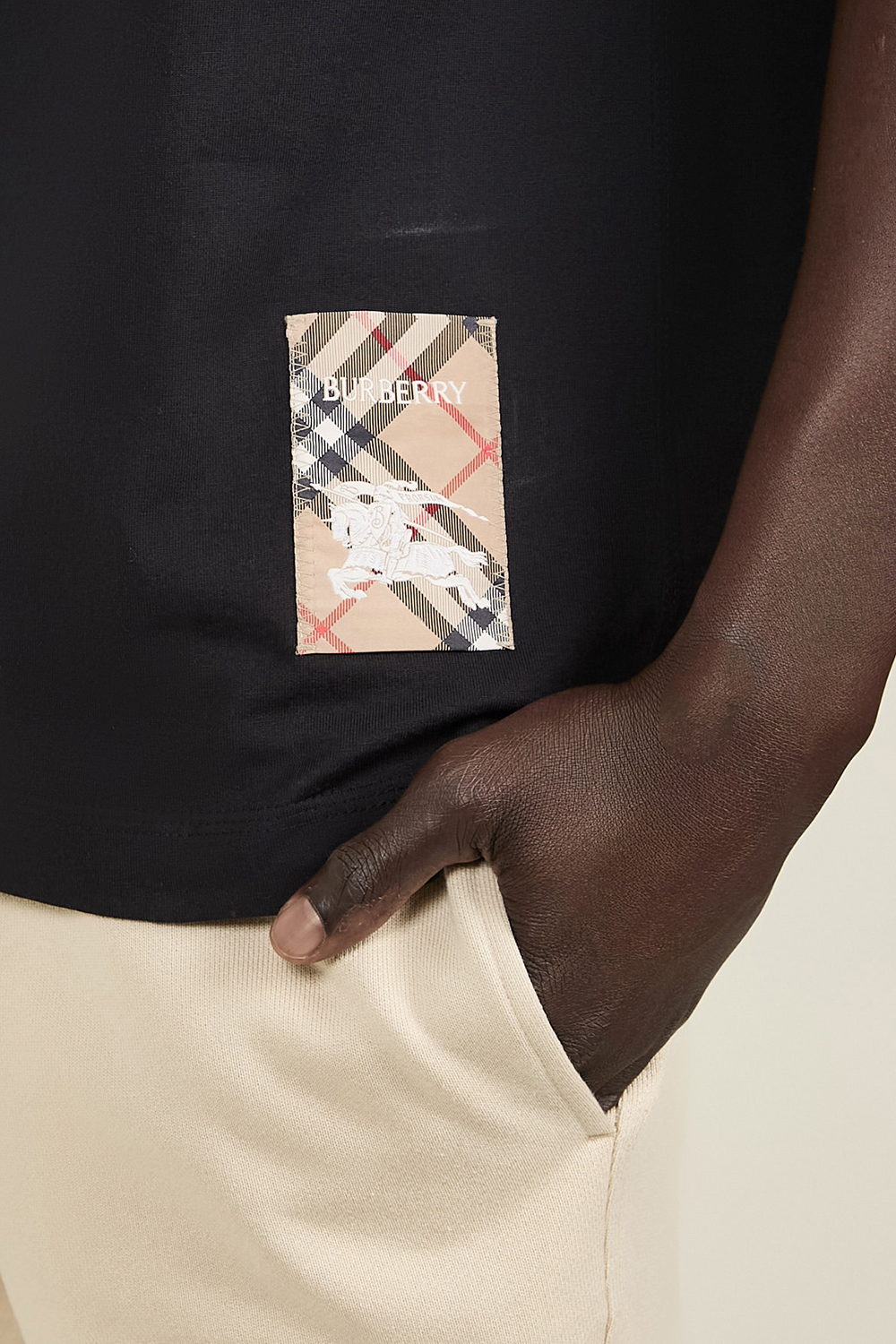 תמונת תקריב דוגמן של חולצת טי BURBERRY