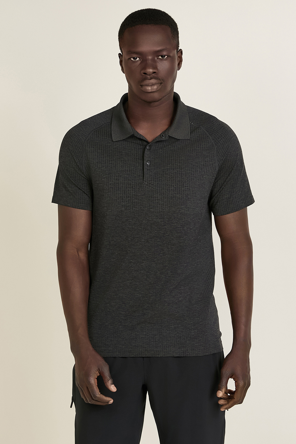 תמונת דוגמן קידמית של Metal Vent Tech Polo Shirt LULULEMON
