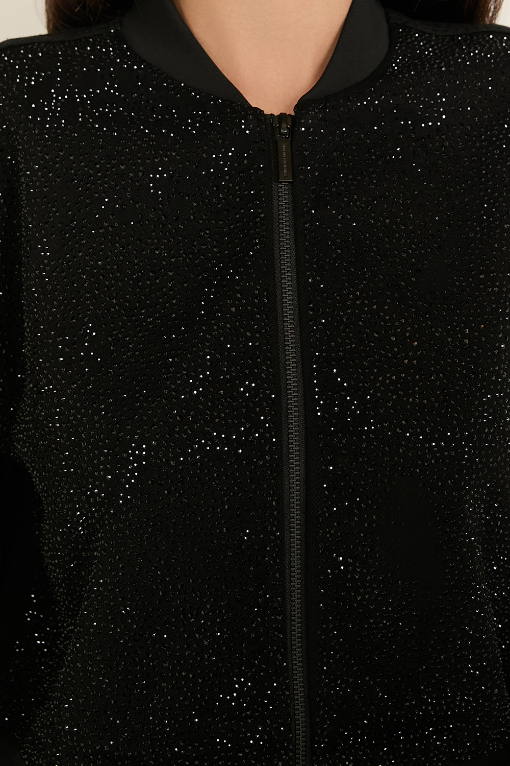 תמונת תקריב דוגמן של ז'קט ג'ינס משובץ אבנים ARMANI EXCHANGE