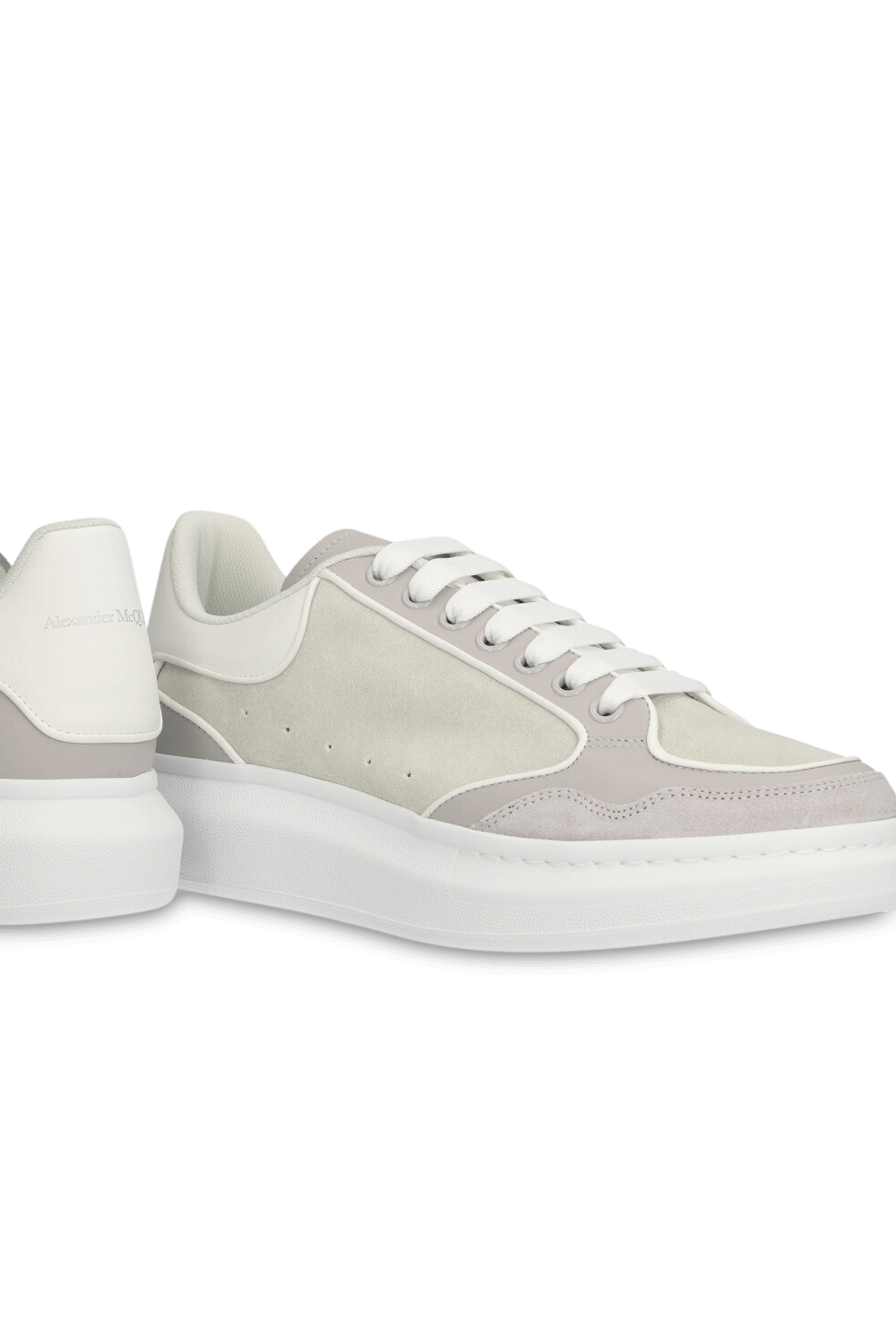 תמונת תקריב של נעלי סניקרס ALEXANDER MCQUEEN