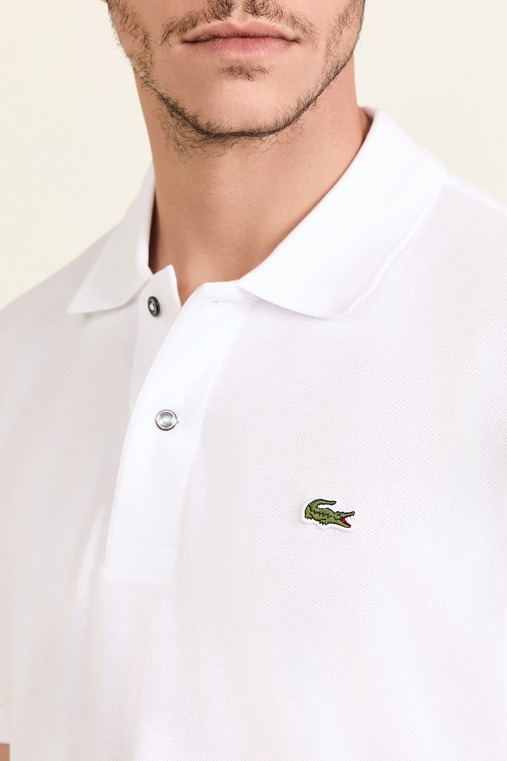 תמונת תקריב דוגמן של חולצת פולו קצרה LACOSTE