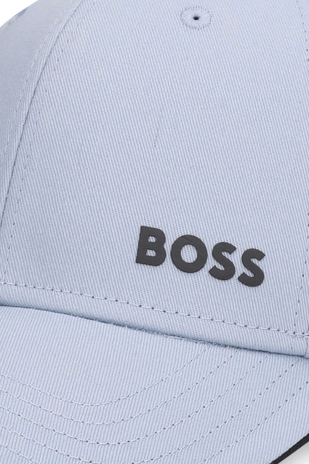 תמונת תקריב של כובע מצחייה BOSS