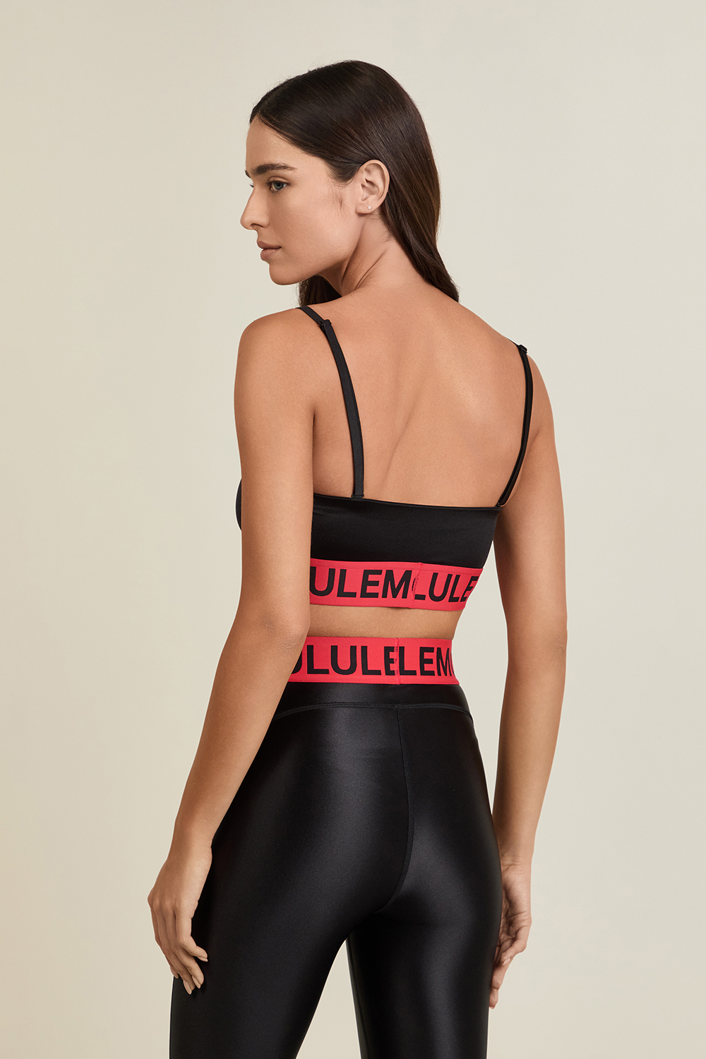 תמונת דוגמן אחורית של Satin Shine Logo Train Bra LULULEMON