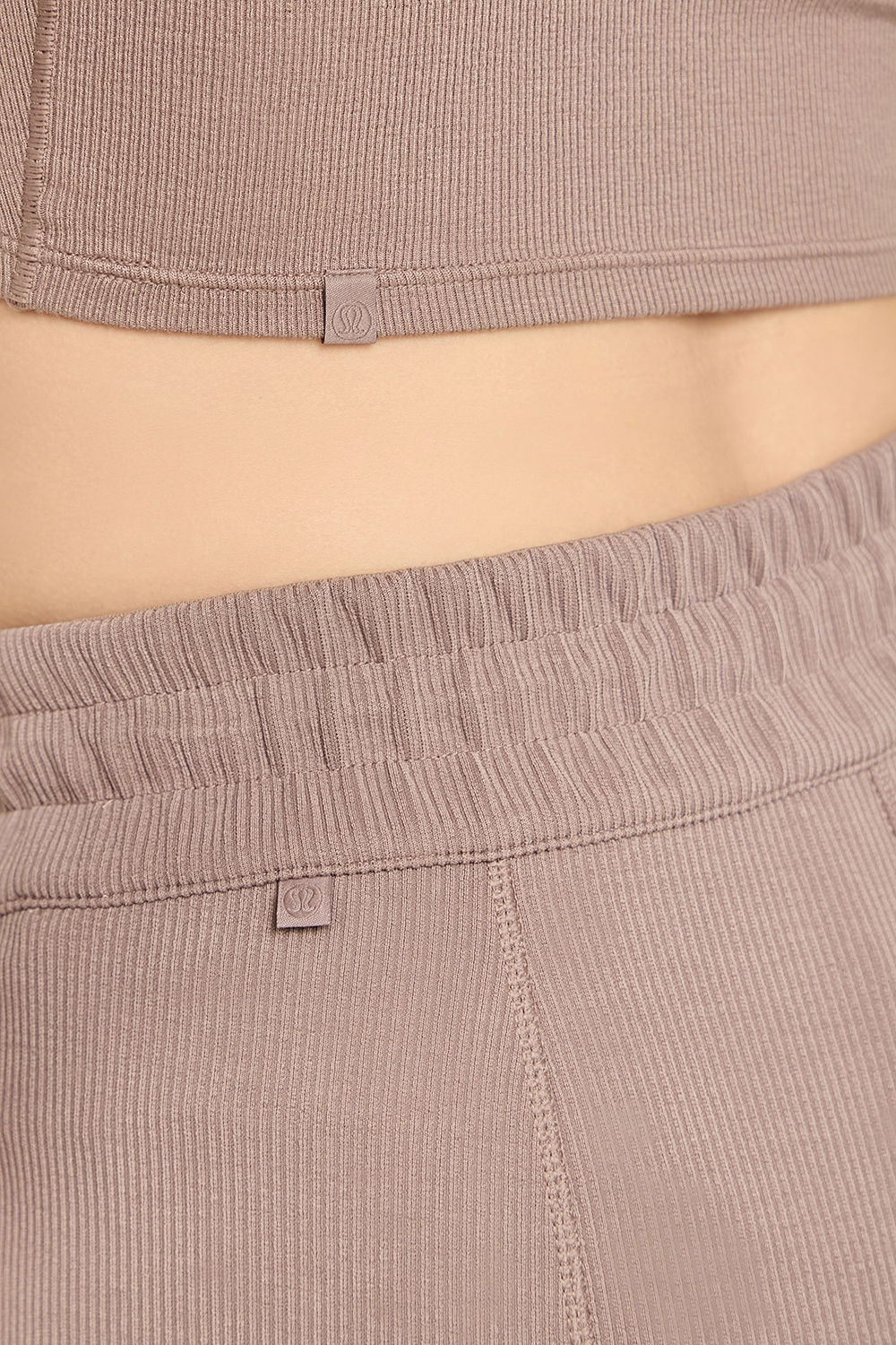 תמונת תקריב דוגמן של Hold Tight Straight Hem Cropped T-Shirt LULULEMON