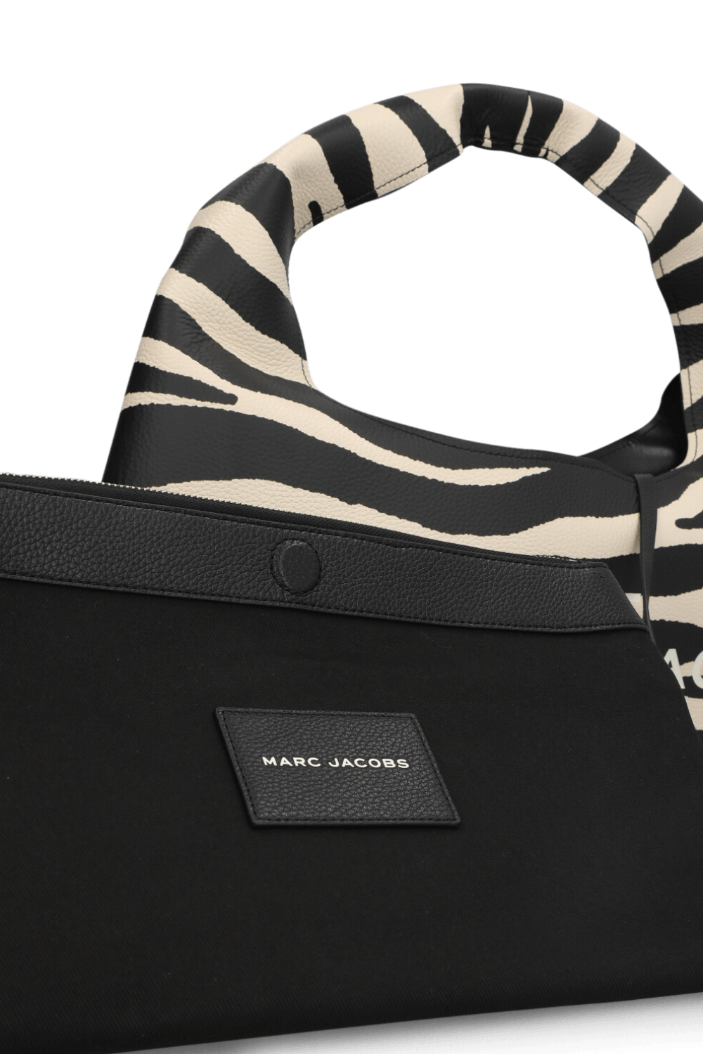 תמונת תקריב של תיק שק MARC JACOBS