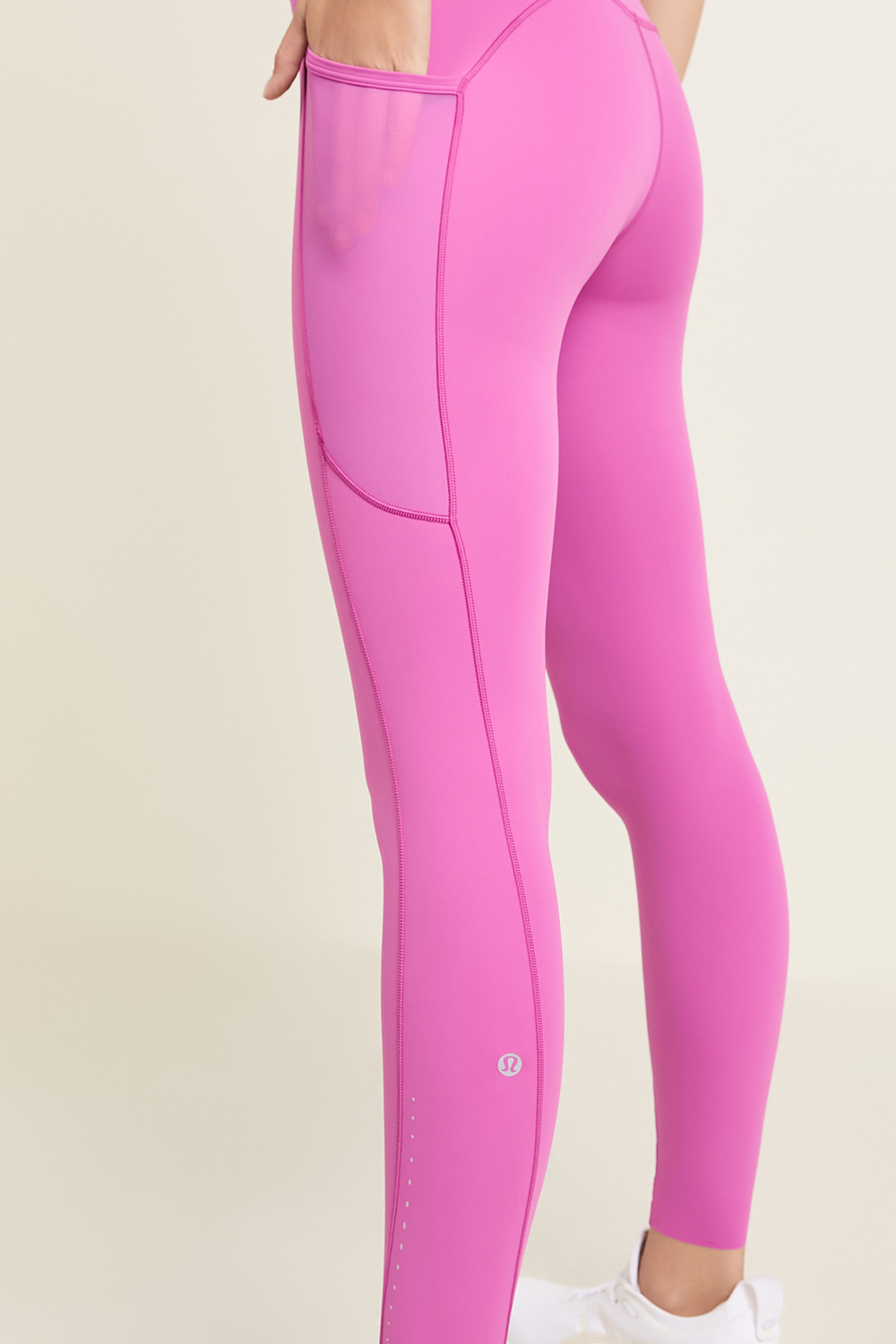 תמונת תקריב דוגמן של Fast and Free High-Rise Tight 25'' 3 Pockets *Glow LULULEMON