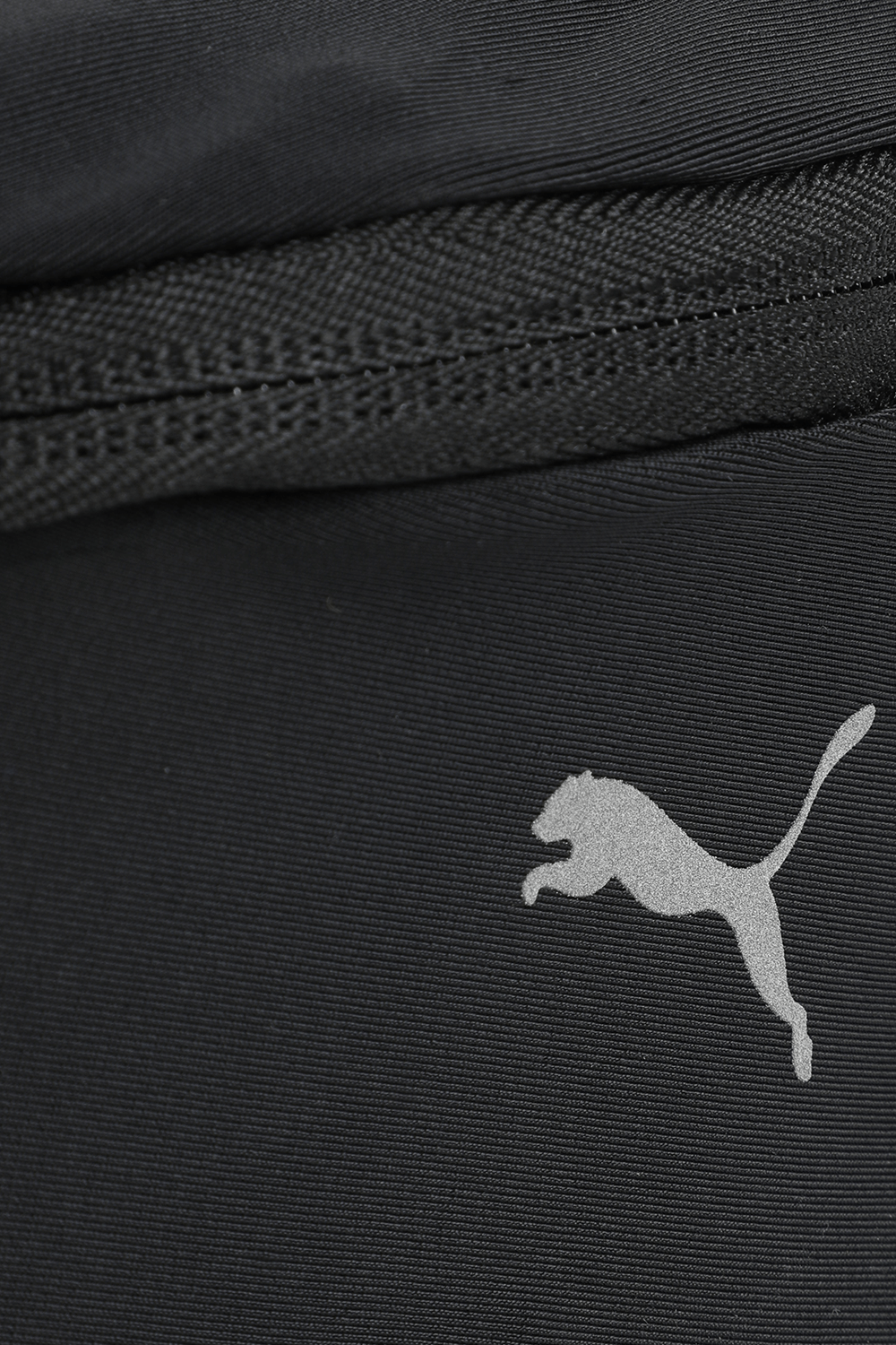 תמונת תקריב של תיק פאוץ' עם לוגו בצבע שחור PUMA