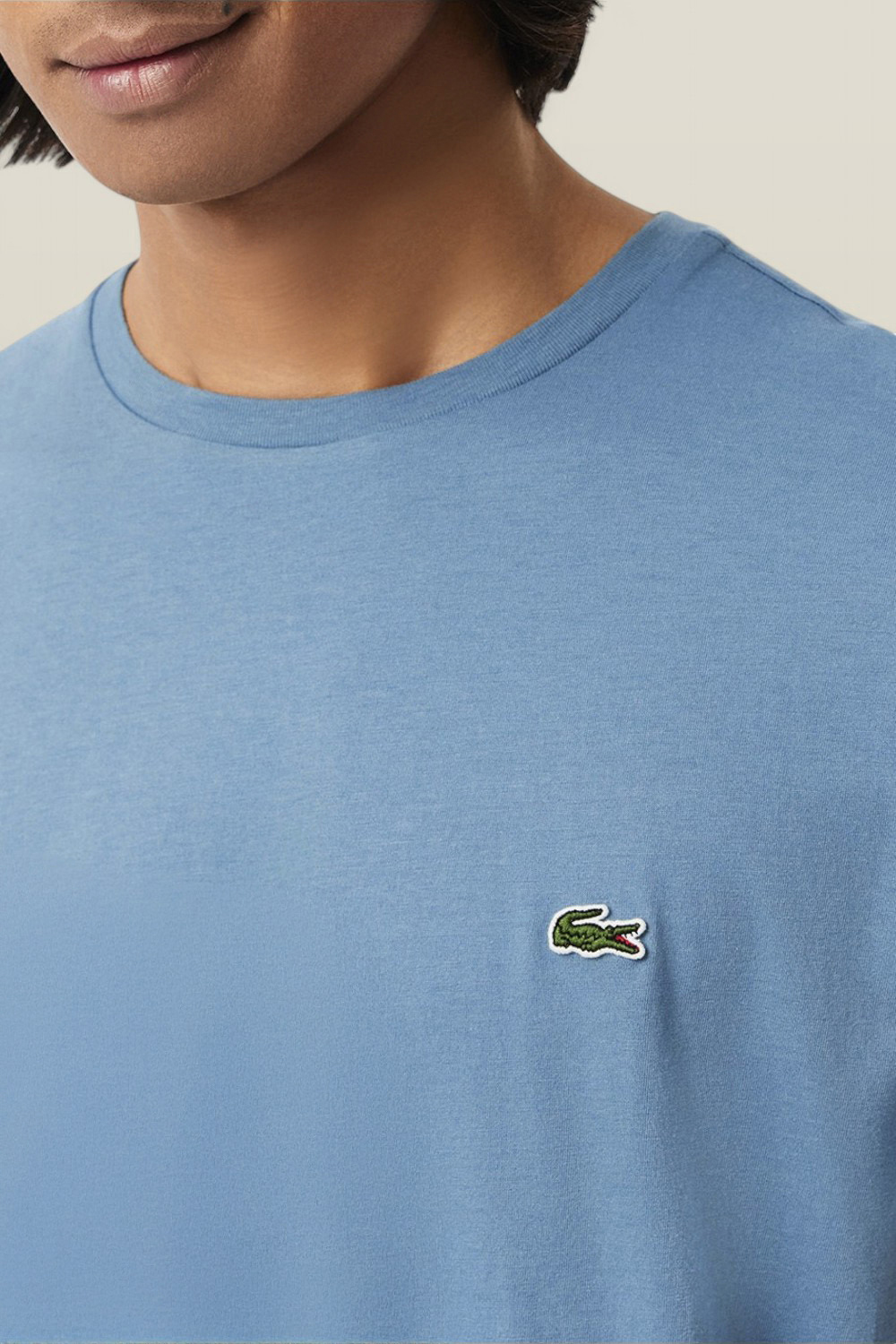 תמונת תקריב דוגמן של חולצת טי LACOSTE