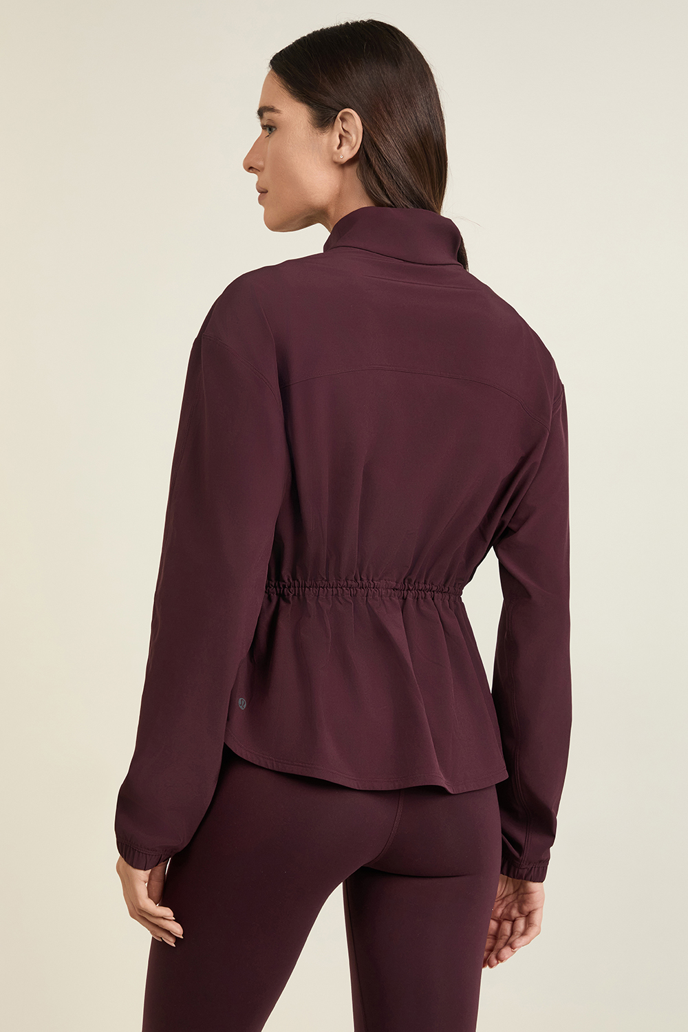 תמונת דוגמן אחורית של UV-Protective Cinch-Waist Running Jacket