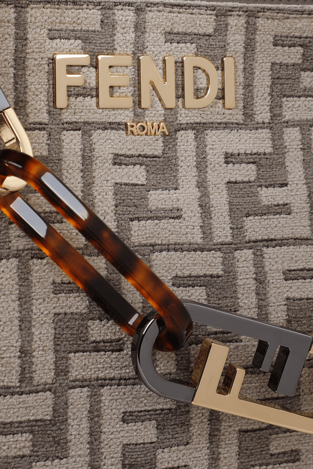 תמונת תקריב של תיק כתף או'לוק זיפ FENDI