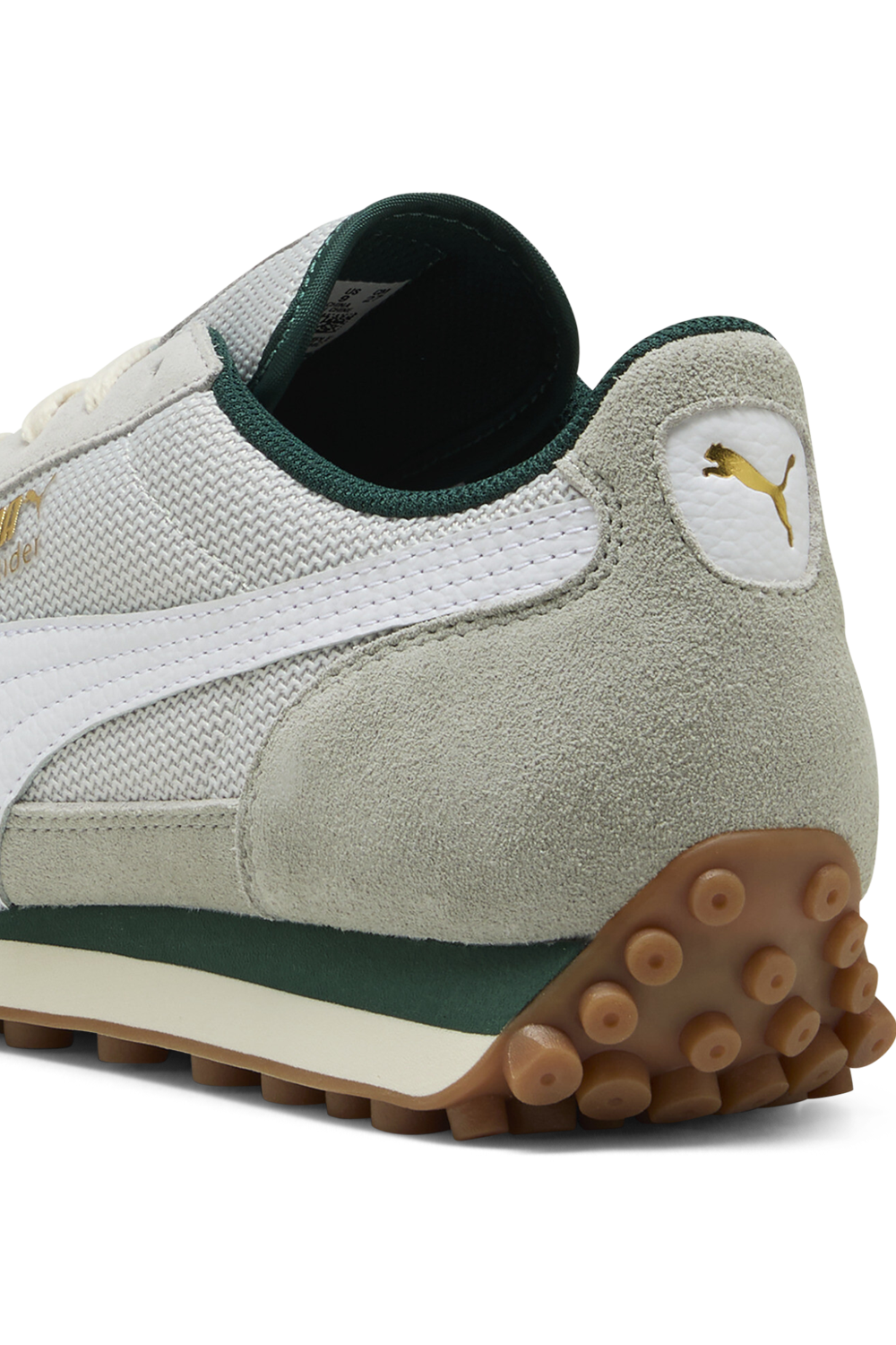 תמונת תקריב של נעלי סניקרס איזי ריידר PUMA