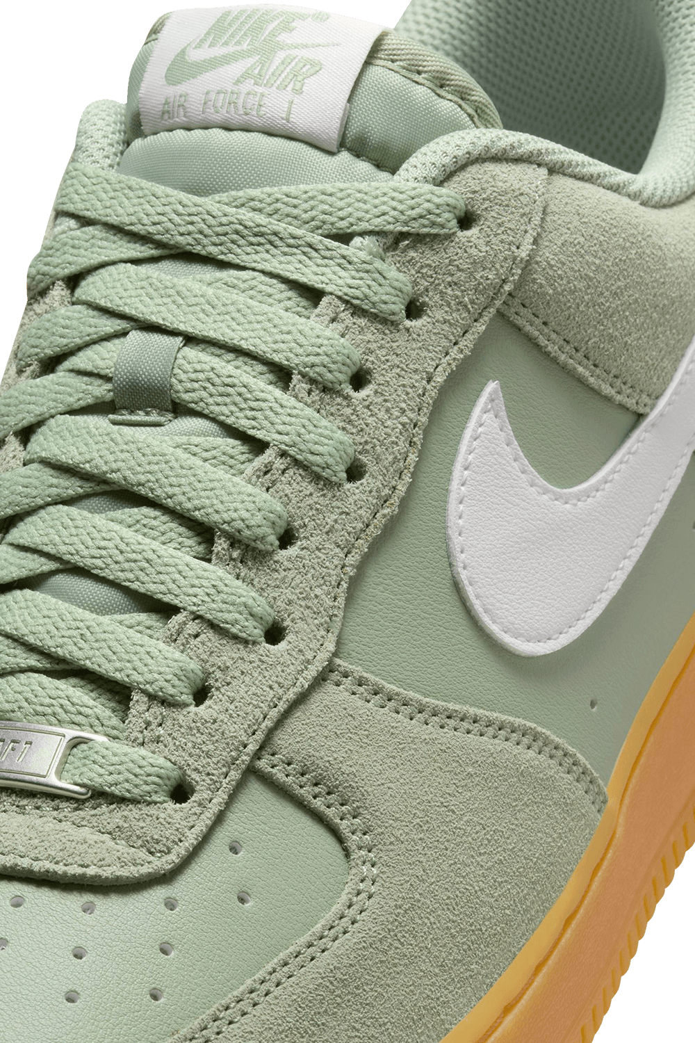 תמונת תקריב של נעלי סניקרס אייר פורס 1 07 NIKE