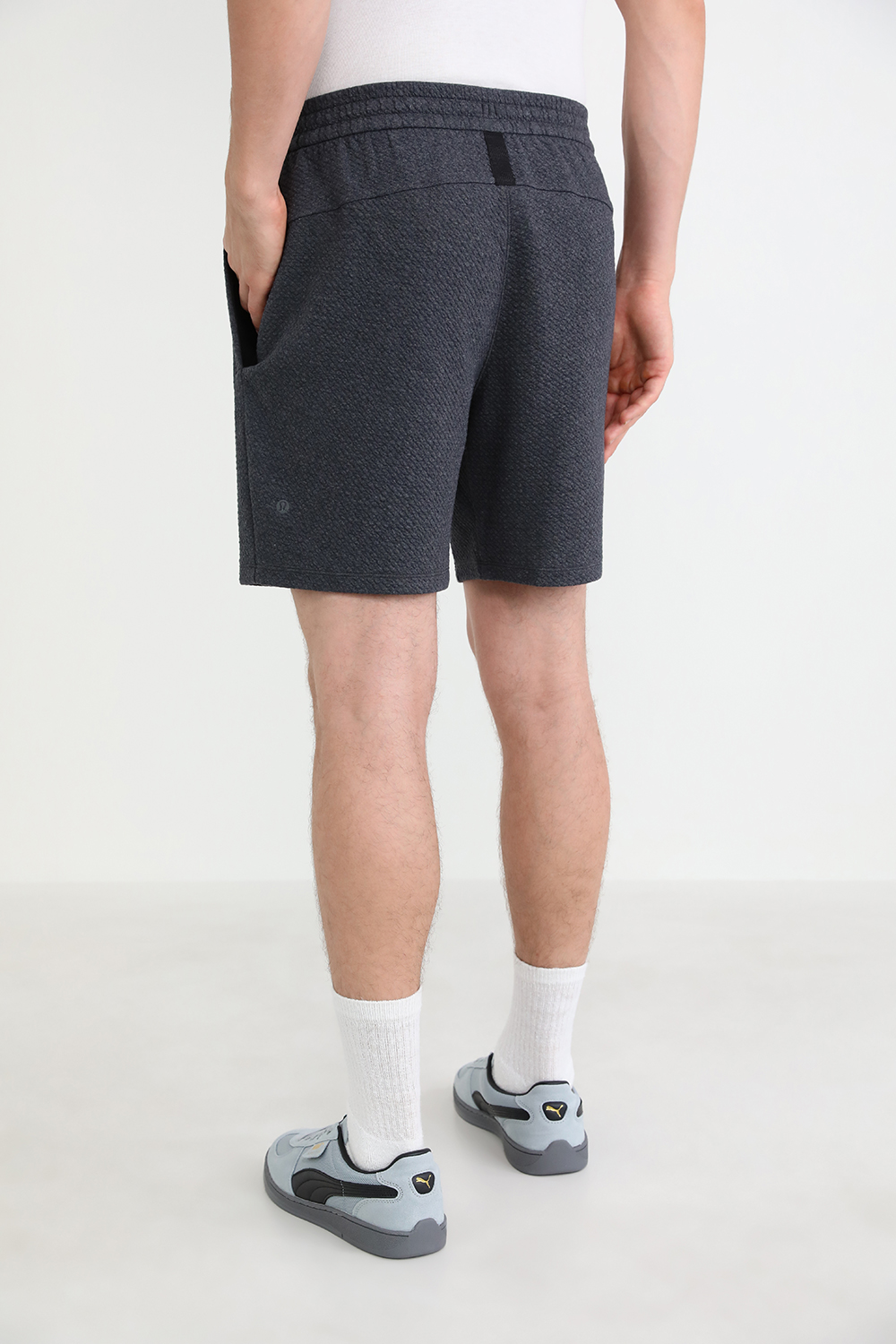 תמונת דוגמן אחורית של Textured Double Knit Cotton Short 7