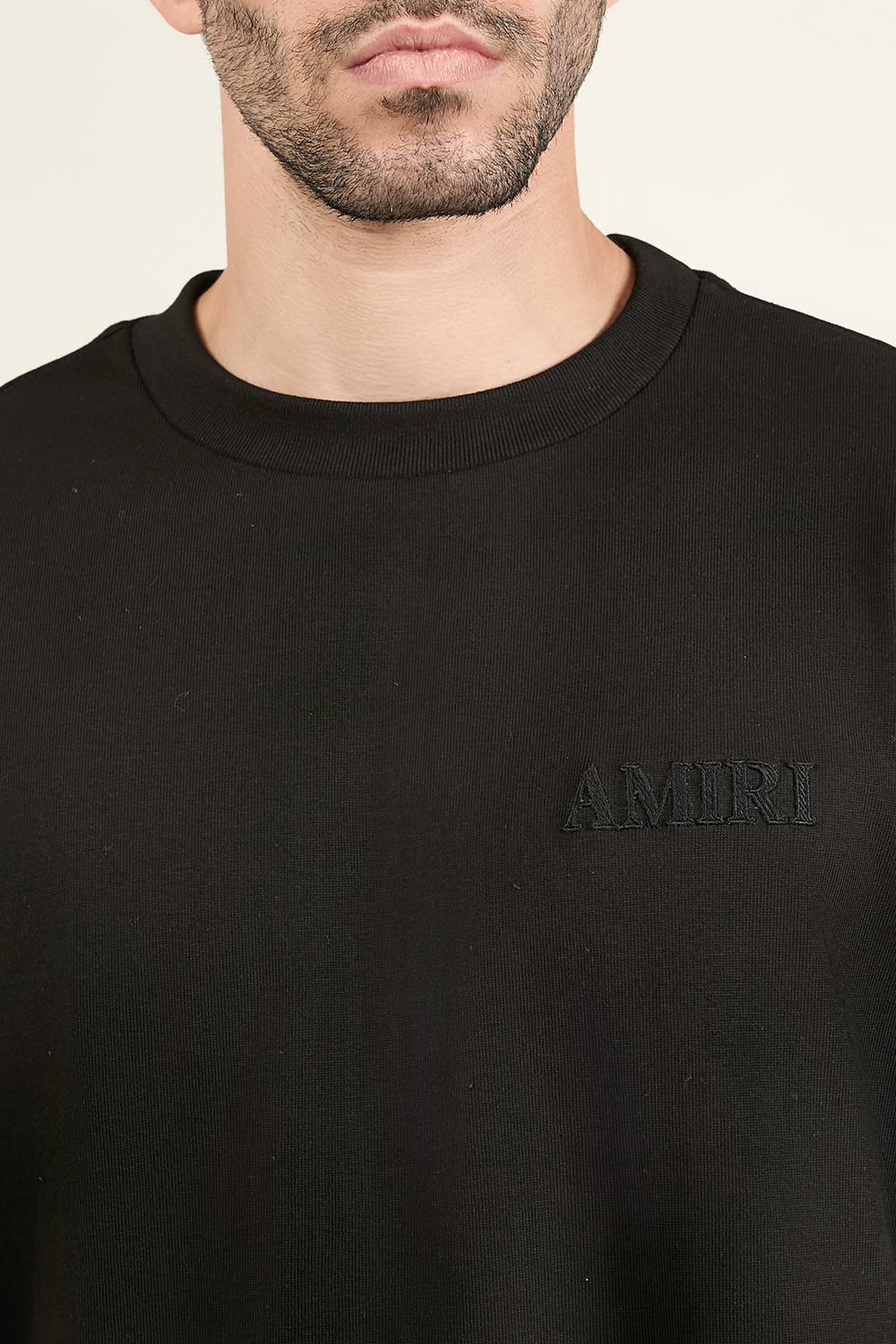 תמונת תקריב דוגמן של חולצת טי אוברסייז AMIRI