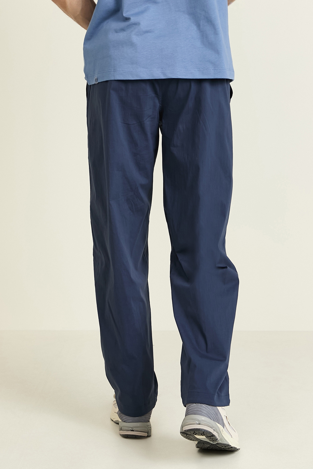 תמונת דוגמן אחורית של Poplin Relaxed-Fit Pant LULULEMON