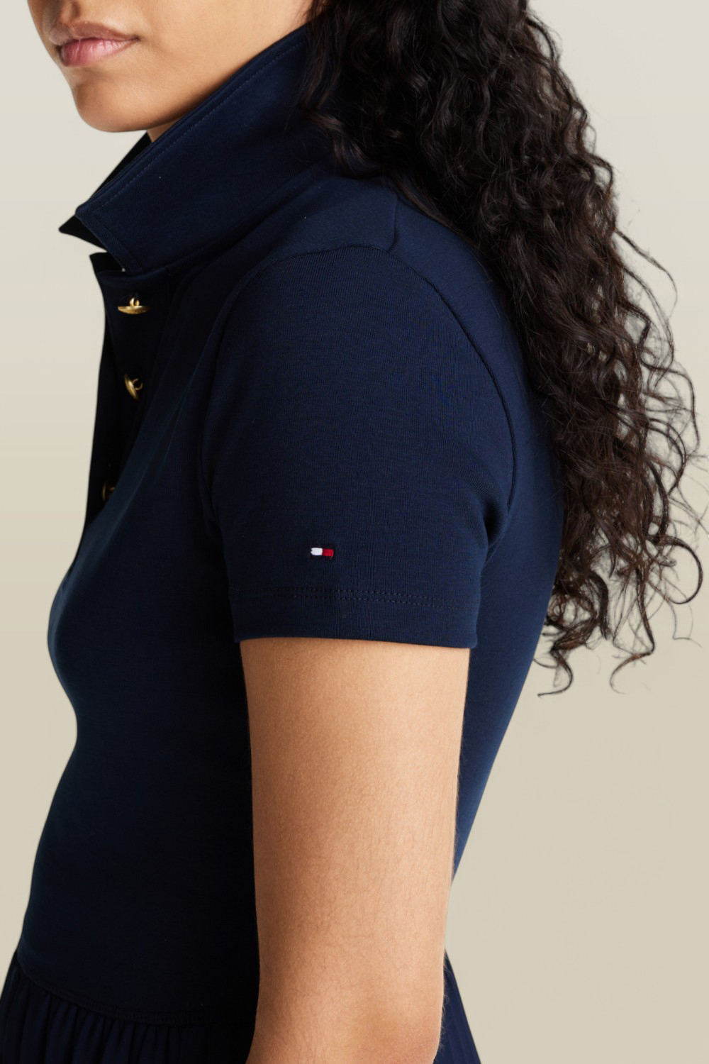 תמונת תקריב דוגמן של שמלת פולו TOMMY HILFIGER