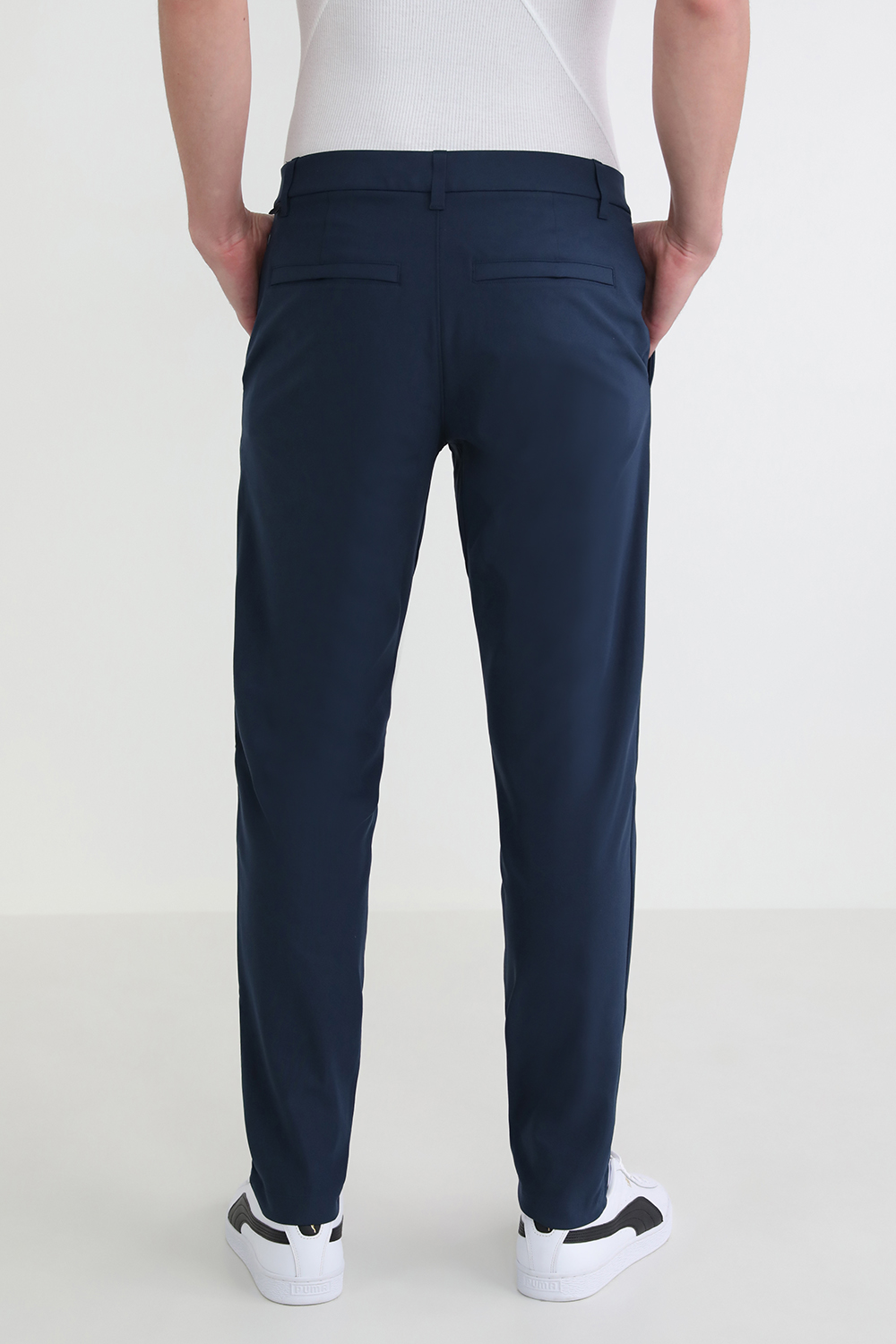 תמונת דוגמן אחורית של ABC Slim-Fit Pant 32