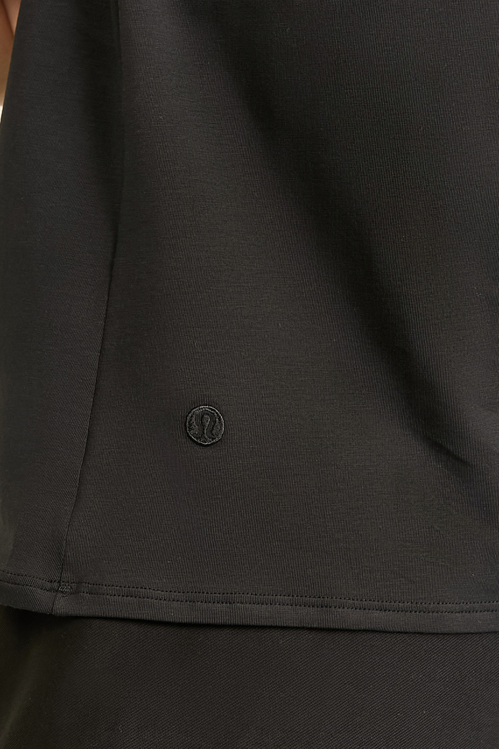 תמונת תקריב דוגמן של Cotton Shoulder-Twist T-Shirt LULULEMON